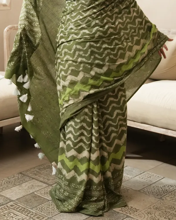 Rustic_Green_Cotton_Dabu_Wave_Print_Mul_Saree_For_Women